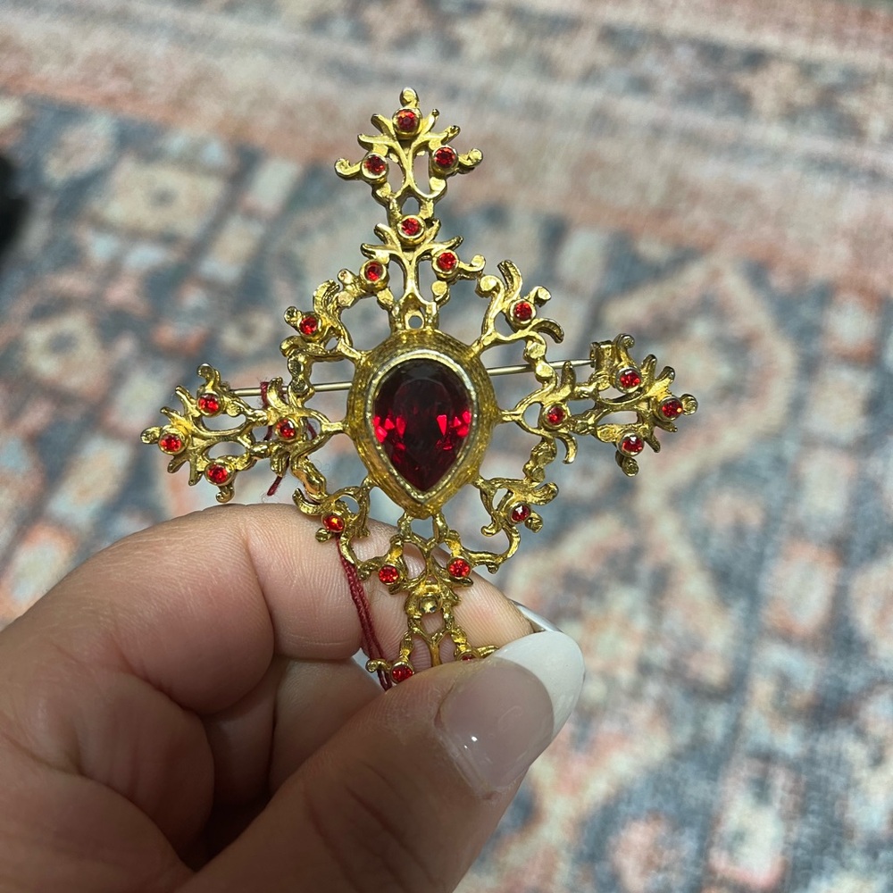 Vintage brooch gorgeous piece. Has pin in back